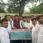 माता जिजाऊ प्रतिष्ठानतर्फे पूरग्रस्तांना एक लाख रुपयांची मदत