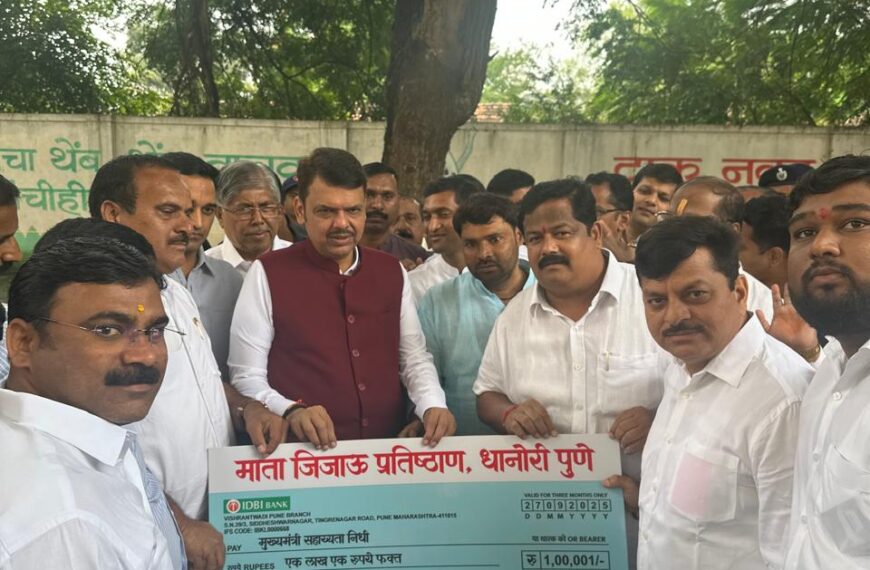 माता जिजाऊ प्रतिष्ठानतर्फे पूरग्रस्तांना एक लाख रुपयांची मदत