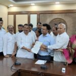 आमदार पठारे यांच्याकडून २.५ तास पाण्यासाठी महापालिका प्रशासनाचा ‘दशक्रिया विधी’ घालून निषेध; पालिका प्रशासनाकडून मागण्या मान्य