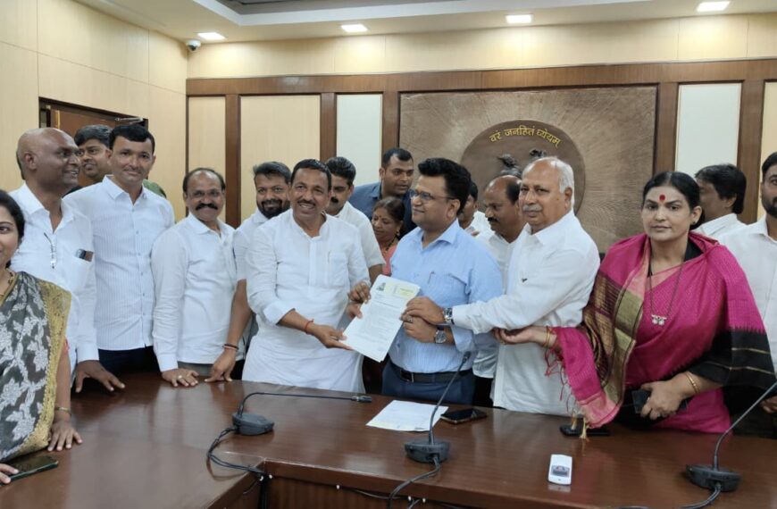 आमदार पठारे यांच्याकडून २.५ तास पाण्यासाठी महापालिका प्रशासनाचा ‘दशक्रिया विधी’ घालून निषेध; पालिका प्रशासनाकडून मागण्या मान्य