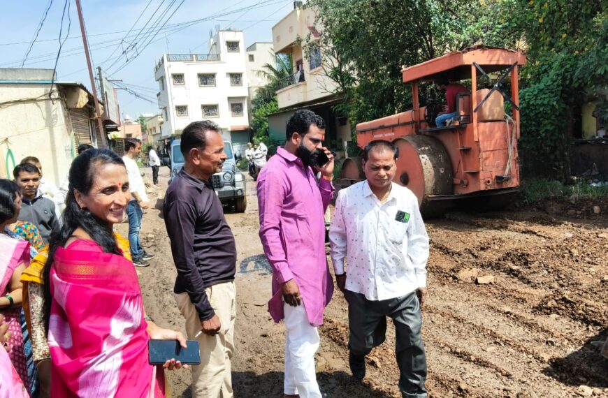 रेखाताई टिंगरे यांनी स्वखर्चातून खंडोबा माळ रस्ता केला दुरुस्त; रहिवाशांनी मानले आभार