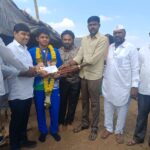 गोल्ड मेडल विजेता सनी फुलमाळी यास अशोकबापू खांदवे यांनी केली आर्थिक मदत