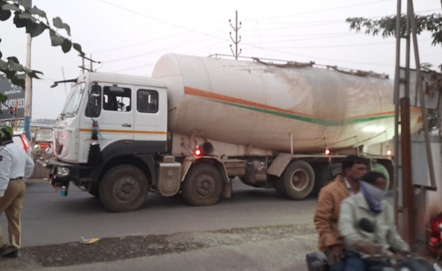 वाघोलीत नियमांचे उल्लंघन करणाऱ्या वाहनांवर वाहतूक पोलिसांची धडक कारवाई