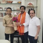 ज्यांनी पक्ष प्रवेशाला विरोध केला त्यांचीच सुरेंद्र पठारे यांनी घेतली भेट