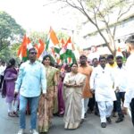 सर्व सामान्य कार्यकर्त्याला संधी मिळत नसल्याने पक्षीय चिन्हांपेक्षा राष्ट्रध्वजाला प्राधान्य