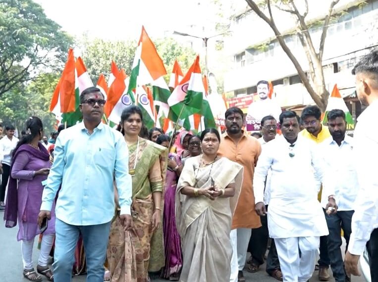 सर्व सामान्य कार्यकर्त्याला संधी मिळत नसल्याने पक्षीय चिन्हांपेक्षा राष्ट्रध्वजाला प्राधान्य