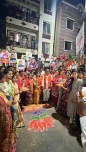 रांगोळ्यांची पायघडी, फटाक्यांच्या आतषबाजीमध्ये भाजपा उमेदवारांचे स्वागत