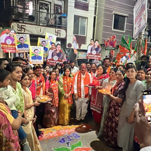 रांगोळ्यांची पायघडी, फटाक्यांच्या आतषबाजीमध्ये भाजपा उमेदवारांचे स्वागत