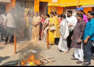 प्रभाग १ मध्ये शिवसेना शिंदे गटाने ईव्हीएम फोडल्या&hellip;